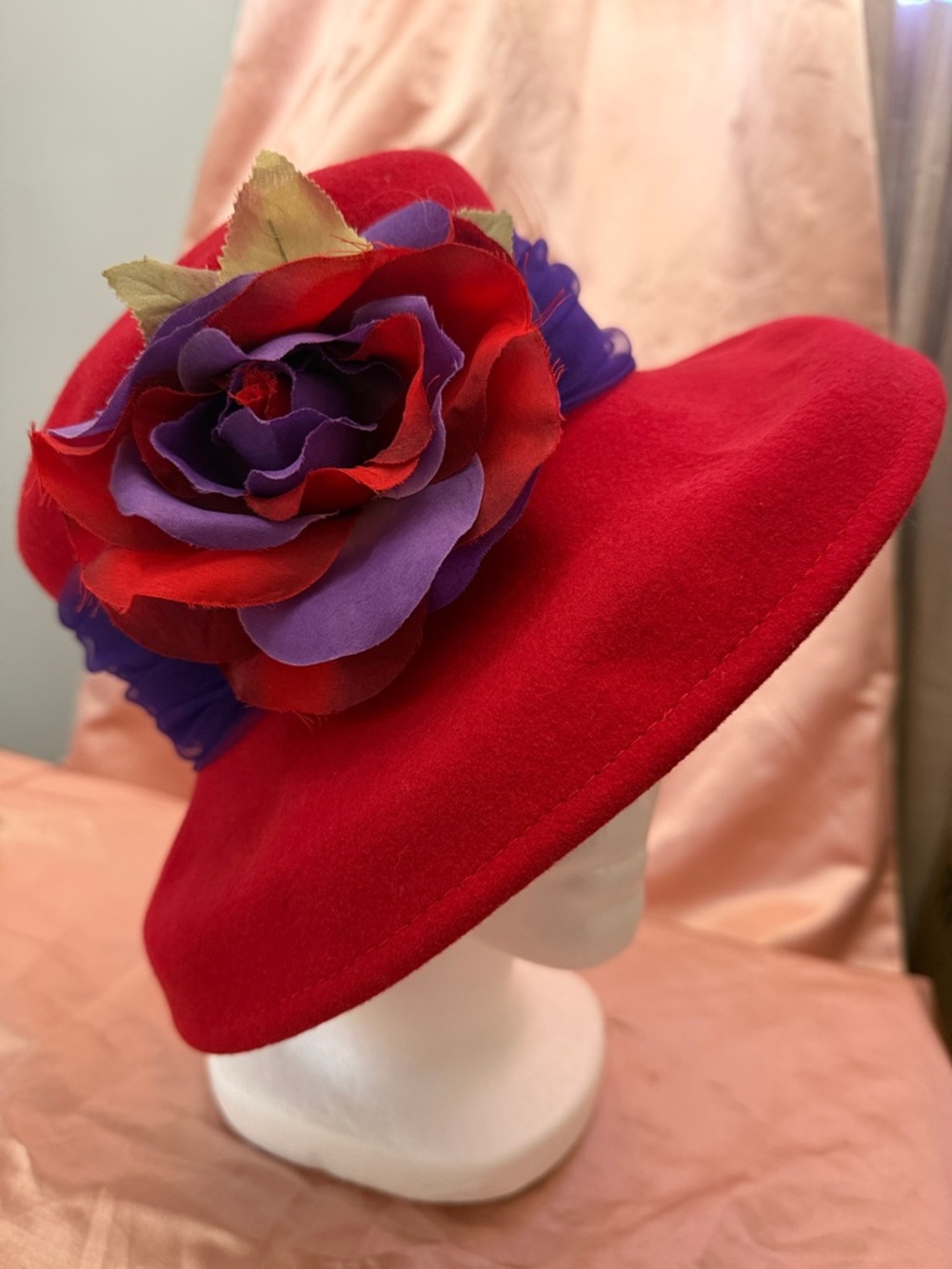 Vintage Women's Red Felt Flower Cloche Hat with Purple Band
